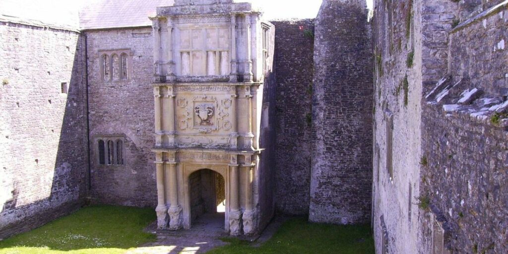 Old Beaupre Castle (Fruitmonkey, Wikimedia)