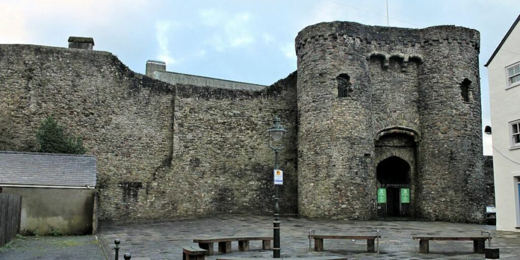 Carmarthen Castle (Llywelyn2000, Wikimedia)