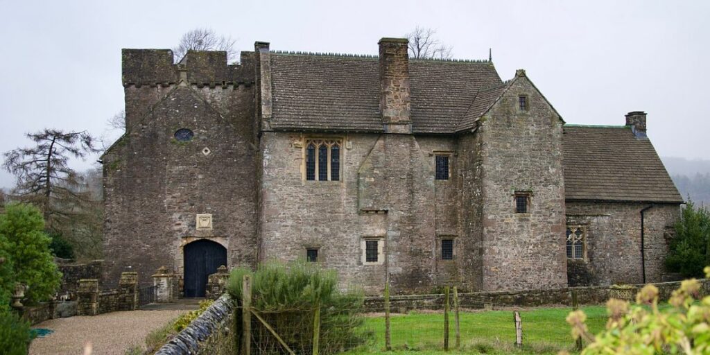 Penhow Castle (Brassknocker, Wikimedia)