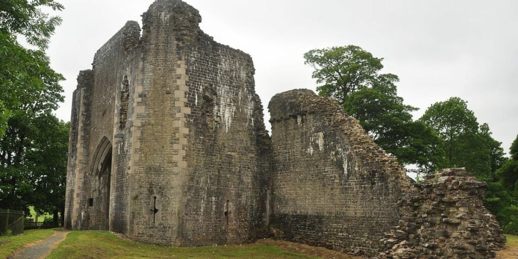 St Quintins Castle (Nifalnion, Wikimedia)